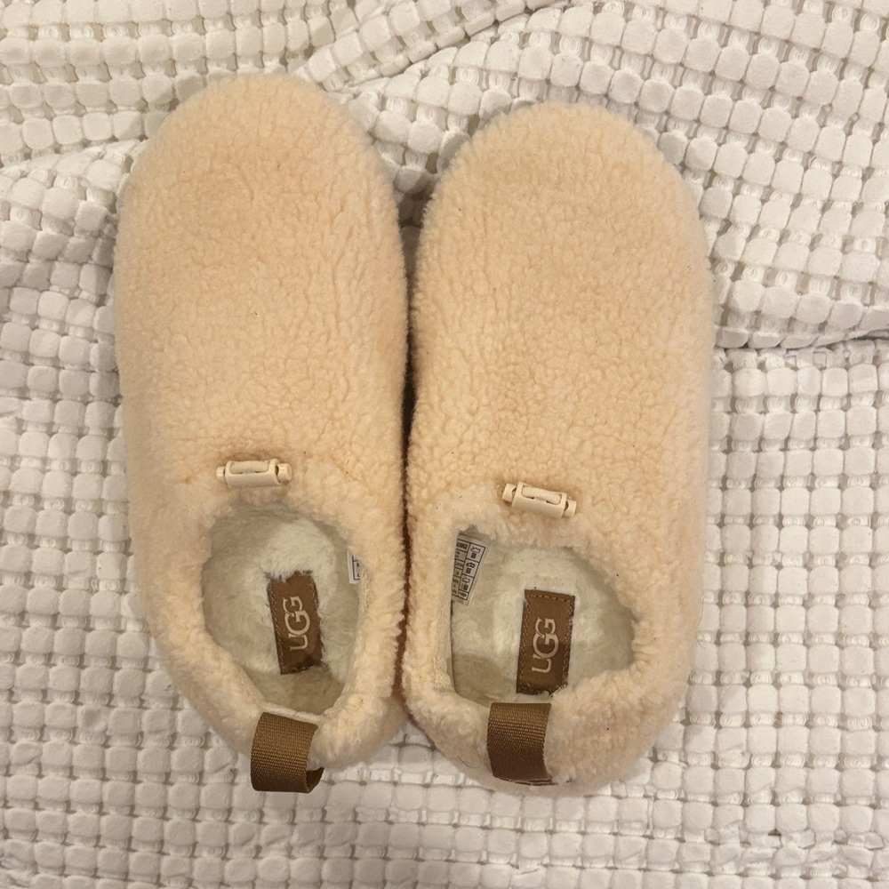 UGG WOMANS Tan Fleece Slippers